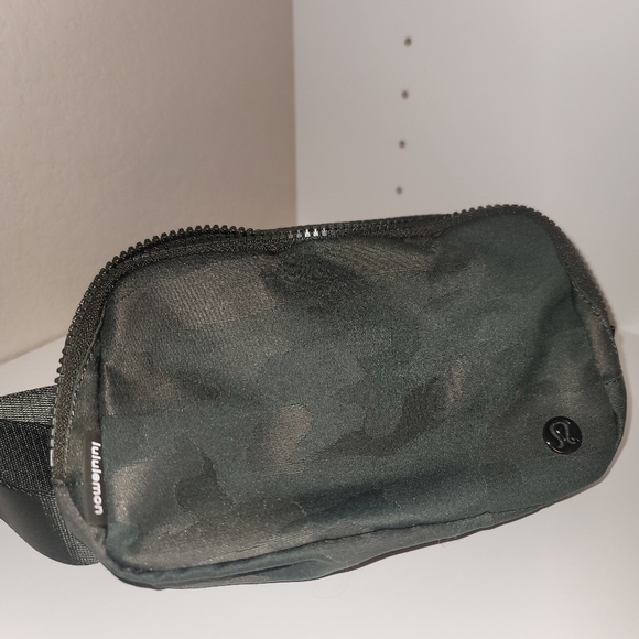 Lululemon Everywhere Belt Bag (Heritage Camo Dark Green NWT) - Picture 1 of 3